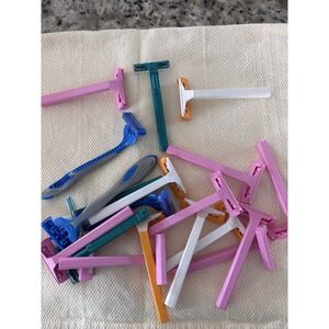 21‎ Pieces Of Miscellaneous Brand New Disposable Razors, 3424